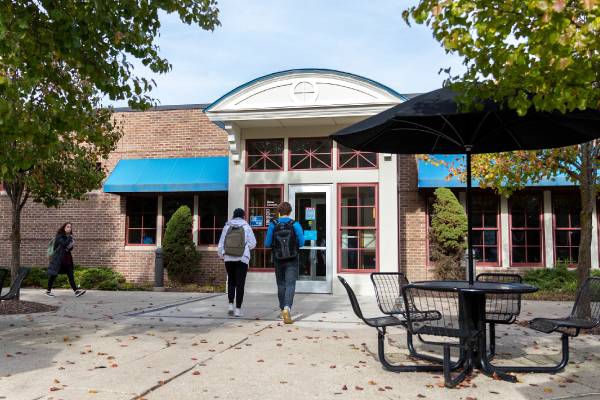 Students walking toward the Kleiner entrance